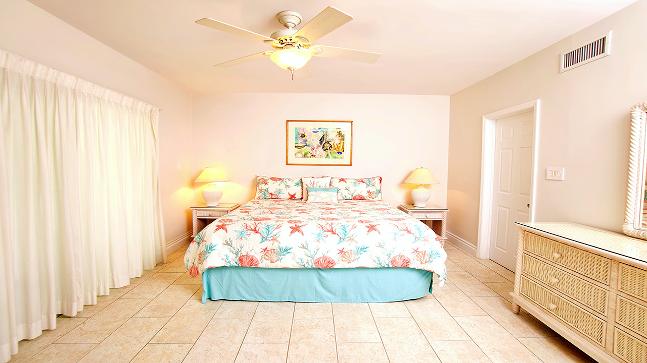 Grand Cayman Villa Rentals, Seven Mile Beach - villa 68 master bedroom