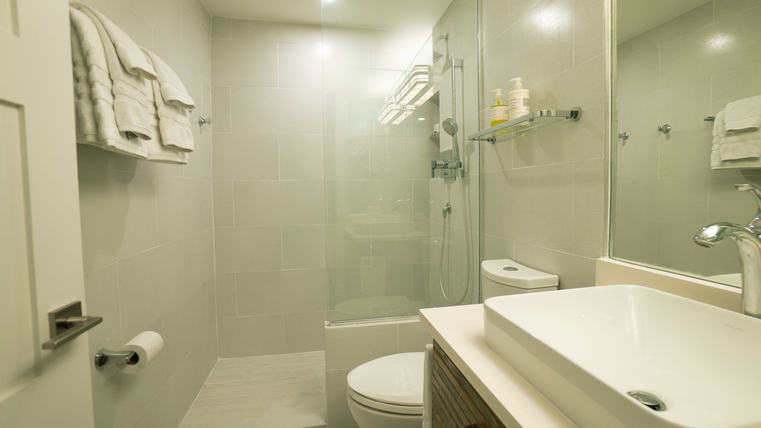 Grand Cayman Villa Rentals, Seven Mile Beach - villa 26 bathroom